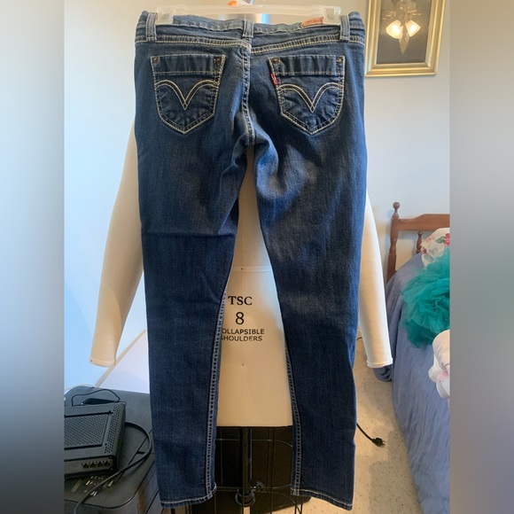 Women’s Levi jeans - Picture 2 of 4